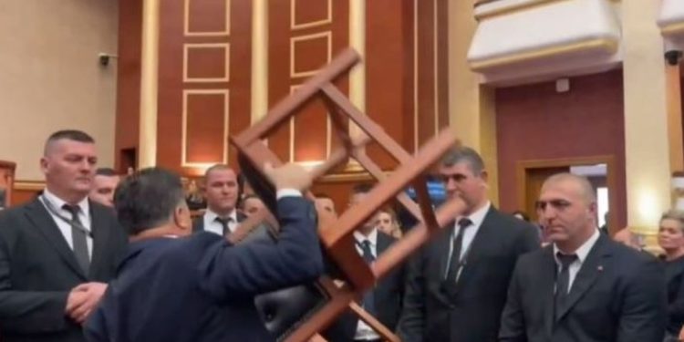 Flamur Noka kërcënon gardistët: Do t’iu bie me karrige kokës, po…