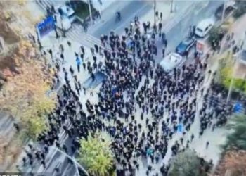 Berisha BRAKTISET nga populli/ Një “grusht” militantësh dolën në protestë, qesharake…