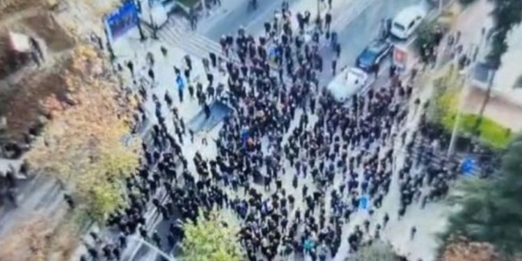 Berisha BRAKTISET nga populli/ Një “grusht” militantësh dolën në protestë, qesharake…
