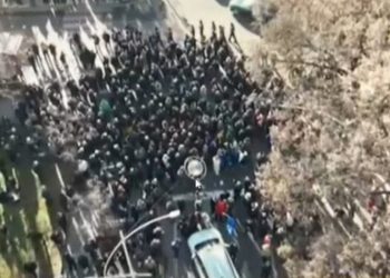VIDEO: Qesharake! Kjo është pjesëmarrja në protestë teksa Berisha mban fjalimin…