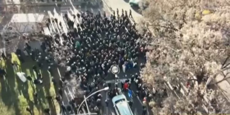 VIDEO: Qesharake! Kjo është pjesëmarrja në protestë teksa Berisha mban fjalimin…