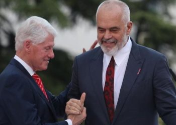 Ish presidenti amerikan, Bill Clinton: Gjithë bota ta vizitojë Shqipërinë, qeveria Rama ka…