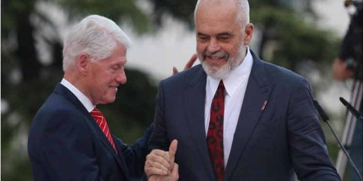 Ish presidenti amerikan, Bill Clinton: Gjithë bota ta vizitojë Shqipërinë, qeveria Rama ka…