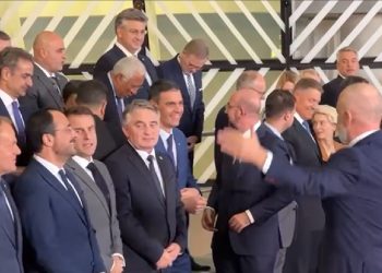 VIDEO/ Edi Rama bën dirigjentin me liderët e BE, pamjet shkaktojnë të qeshura mes…