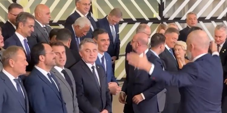 VIDEO/ Edi Rama bën dirigjentin me liderët e BE, pamjet shkaktojnë të qeshura mes…