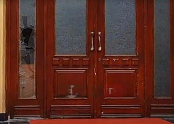 VIDEO – Xhamat përtokë, si e theu Flamur Noka derën e Kuvendit…