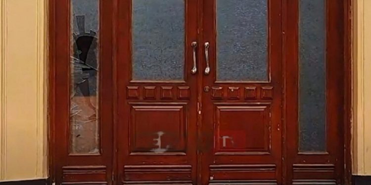 VIDEO – Xhamat përtokë, si e theu Flamur Noka derën e Kuvendit…