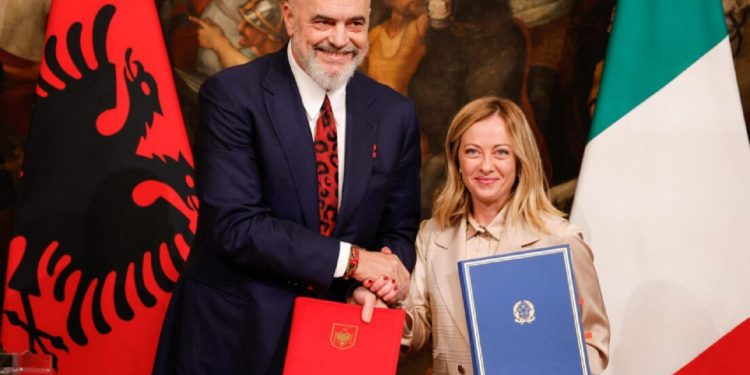 Kushtetuesja pezulloi marrëveshjen me Italinë për emigrantet, vjen reagimi nga Edi Rama…