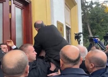 E turpshme! Kaos te Kuvendi, thyhen xhamat, Dash Sula kërcen sipër Gardës