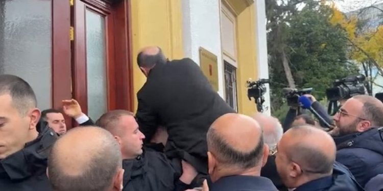 E turpshme! Kaos te Kuvendi, thyhen xhamat, Dash Sula kërcen sipër Gardës