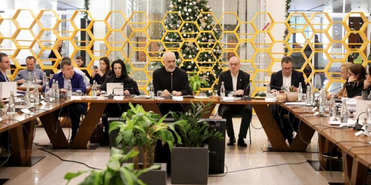 Rama publikon pamjet nga takimi informal i qeverisë në Lezhë, mori pjesë edhe…