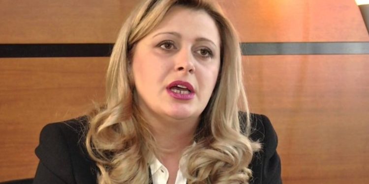 Kush do ta marrë mandatin e lënë bosh nga Ahmetaj? Dallëndyshe Bici merr vendim zyrtar…
