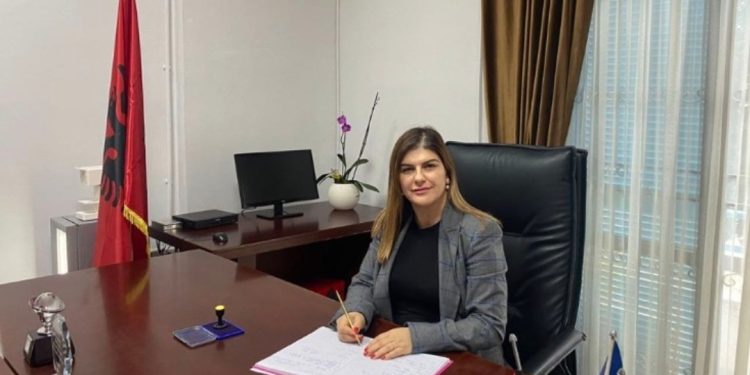 U kap në shkelje/ Shkarkohet nga detyra drejtoresha e Kadastrës në qytetin…