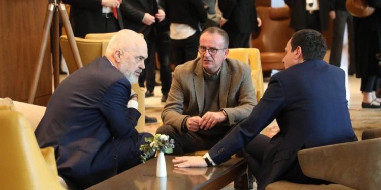 Pas përplasjes/ Albin Kurti poston foto me Ramën: Duhet të jemi…