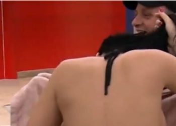 VIDEO/ Erjola Doçit i bie peshqiri duke kërcyer me Elvisin: Je i rrezikshëm