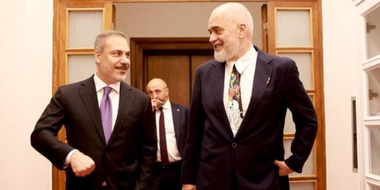 “Një prej mendjeve më të mprehta”/ Edi Rama ndan pamjet nga takimi me…