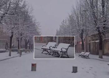 E FUNDIT/ Ky qytet i Shqipërisë zgjohet i ‘pushtuar’ nga dëbora, ka probleme qarkullimi në…