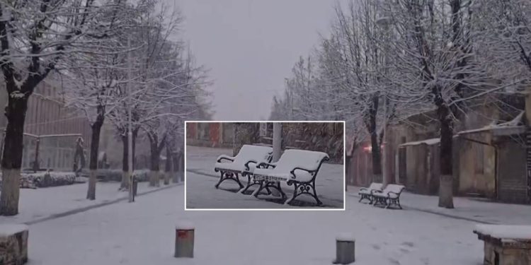 E FUNDIT/ Ky qytet i Shqipërisë zgjohet i ‘pushtuar’ nga dëbora, ka probleme qarkullimi në…