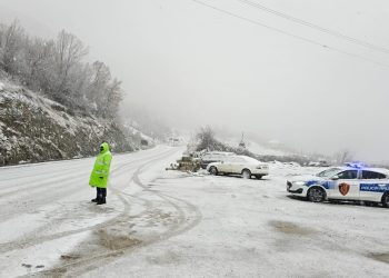 Dëbora e madhe në Shqipëri/ Bllokohet aksi kombëtar, shoferët duhet ta lexojnë…