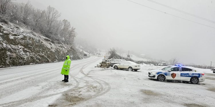 Dëbora e madhe në Shqipëri/ Bllokohet aksi kombëtar, shoferët duhet ta lexojnë…