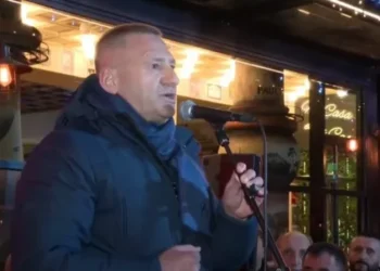 Nard Ndoka poshtë ballkonit: E pafalshme arrestimi i Berishës, i vetmi burrë shteti që…