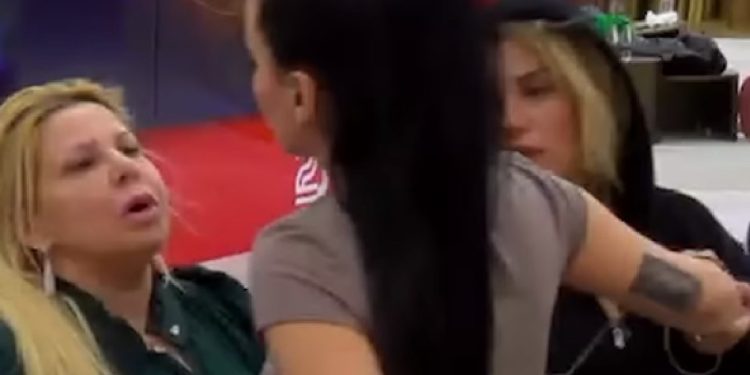 “Kë kërcënon? Hajd se ta rregulloj unë…”, degradon debati mes Merit dhe Sarës/ VIDEO