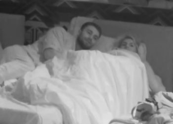 VIDEO – Jo vetëm poshtë jorganit! Meritoni “harron” kamerat dhe e puth në buzë Ilnisën