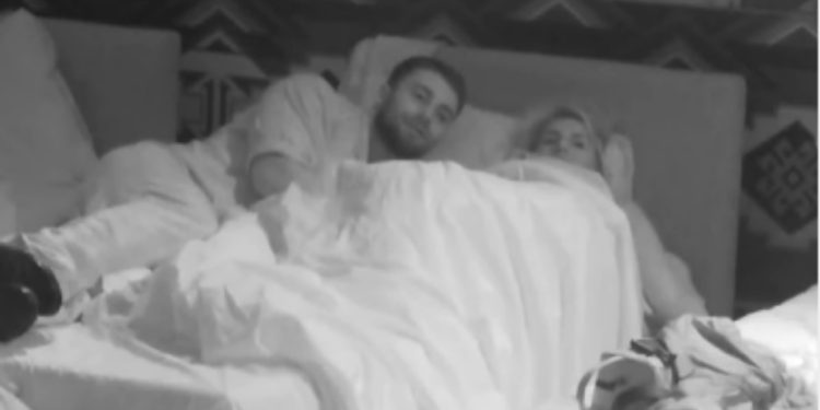 VIDEO – Jo vetëm poshtë jorganit! Meritoni “harron” kamerat dhe e puth në buzë Ilnisën