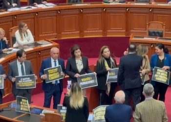 PS “zhduk” opozitën e Berishës/ Përjashtohen 19 deputetë, dënim më i ashpër për Salianjin…