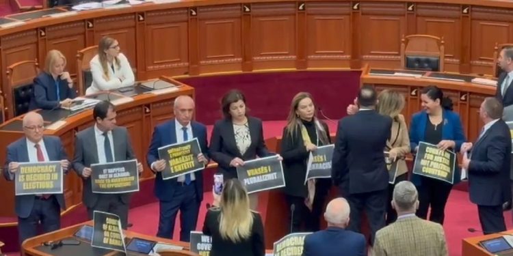 PS “zhduk” opozitën e Berishës/ Përjashtohen 19 deputetë, dënim më i ashpër për Salianjin…