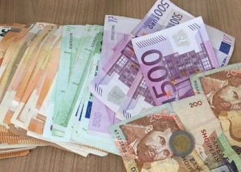 E FUNDIT – Viti i Ri nis me befasi në tregun valutor, Euro nuk ndalet ndaj Lekut…