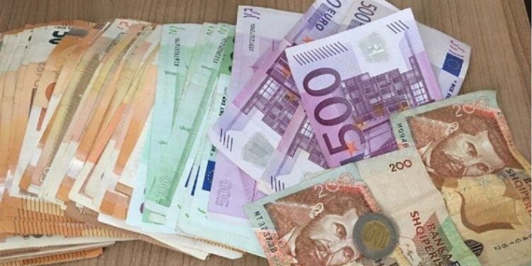 E FUNDIT – Viti i Ri nis me befasi në tregun valutor, Euro nuk ndalet ndaj Lekut…