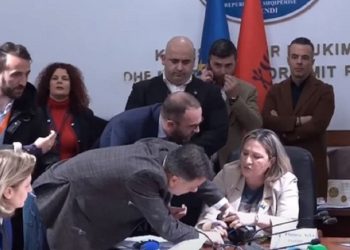 VIDEO e turpshme! Deputetët e Berishës sherr me njëri-tjetrin, përplasen fizikisht me…
