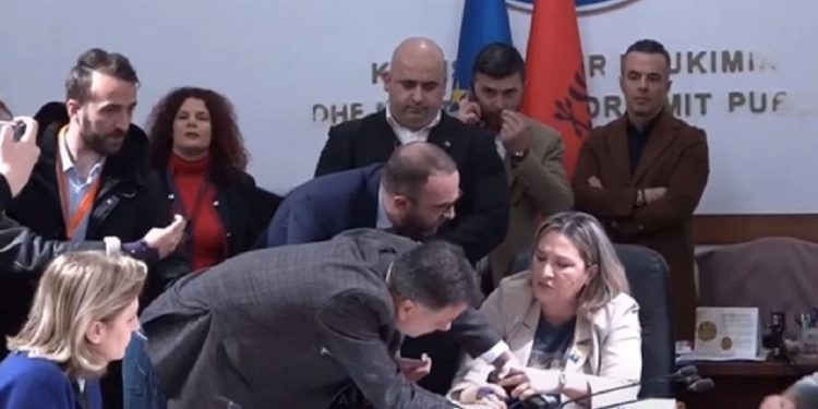 VIDEO e turpshme! Deputetët e Berishës sherr me njëri-tjetrin, përplasen fizikisht me…