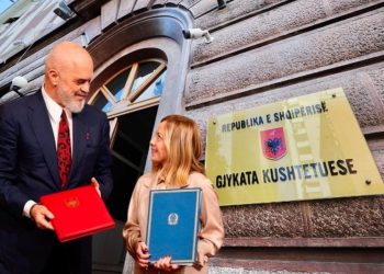 LAJM I FUNDIT – Marrëveshja me Italinë për emigrantët, Kushtetuesja merr vendim “final”…