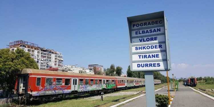 Punimet në hekurudhën Tiranë-Durrës, ARRSH devijon rrugën për 8 ditë. Shoferët duhet…