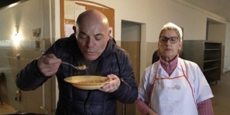 Fevziu ankohet për fasulet e burgut të Peqinit: Kanë shumë kripë. Kuzhinierja: Ti s’e…