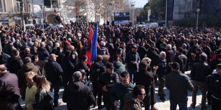 PD e Berishës protestë të hënën, 19 deputetë të përjashtuar nga Kuvendi…