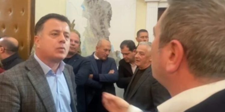 “O Mulo, me mua ta harrosh”/ Flamur Noka “përplaset” me Gjiknurin: Vë bast që…