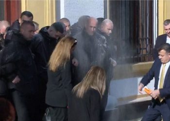 Flamur Noka sulmon gardistët me miell, gazetarët i kthehen: Ç’faj kanë këta, ooo…