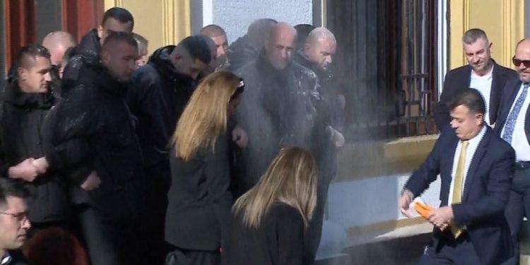 Flamur Noka sulmon gardistët me miell, gazetarët i kthehen: Ç’faj kanë këta, ooo…