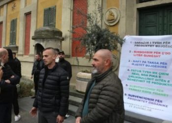 Fermerët protestë para Ministrisë së Bujqësisë! Ja kërkesat e tyre: Nëse nuk merren masa…