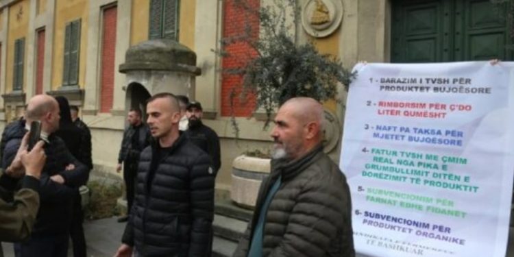Fermerët protestë para Ministrisë së Bujqësisë! Ja kërkesat e tyre: Nëse nuk merren masa…