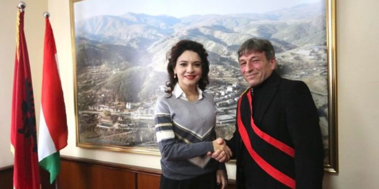 Befasia! Kryebashkiaku i “Foltores” së Berishës takohet me Spiropalin, çfarë i bëri bashkë…