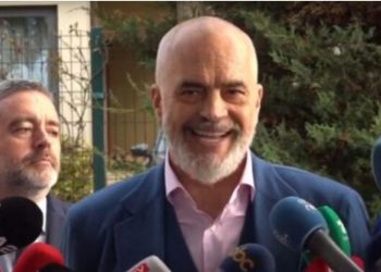 Gazetarja po e pyeste, Rama shpërthen papritur në të qeshura…
