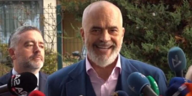Gazetarja po e pyeste, Rama shpërthen papritur në të qeshura…