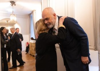 “Me miken më të madhe të shqiptarëve!”/ Rama takim surprizë në Gjermani, përqafohet me…