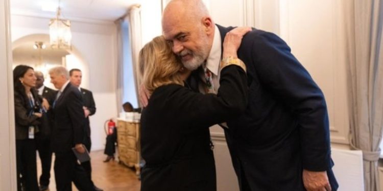 “Me miken më të madhe të shqiptarëve!”/ Rama takim surprizë në Gjermani, përqafohet me…