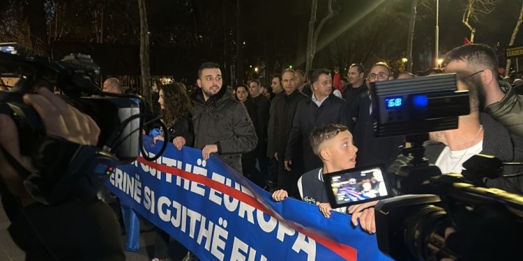 Protesta e Rithemelimit, kush janë aleatët që e kanë bojkotuar! Mungon Meta dhe…