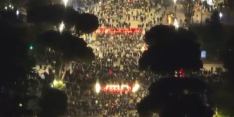VIDEO/ Pamjet me dron, sa njerëz kanë dalë në protestën e Berishës, qesharake…